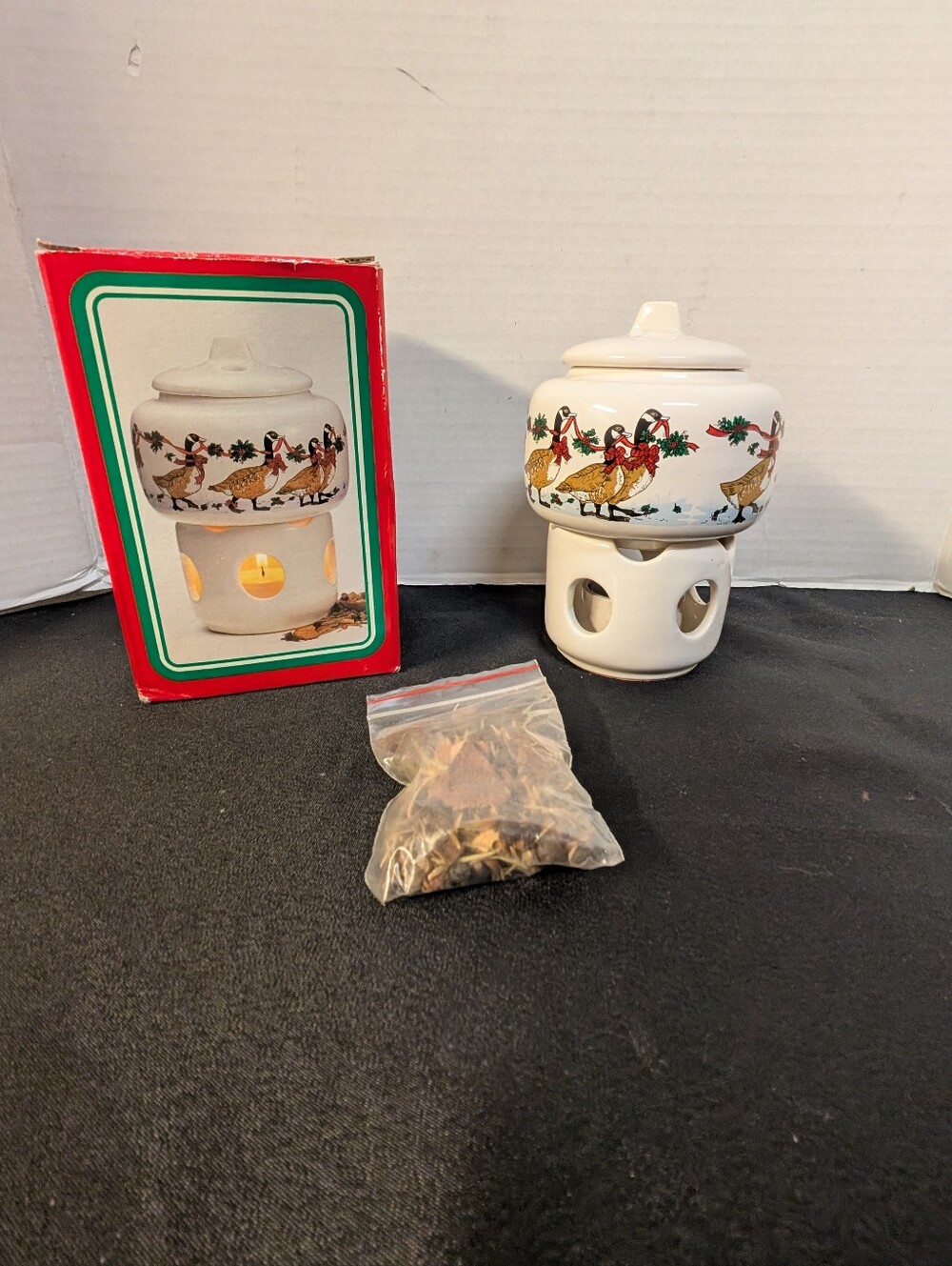 Vintage Christmas Potpourri Press Ceramic Candle Room Geese Ribbon  1987 Holiday